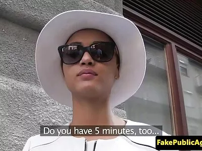 فاتنة مذهلة ركوب الديك أثناء ركوب سيارة أجرة سكس مدبلج بالعربية وهمية