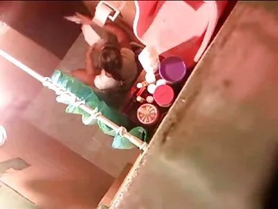 أداء سكس عربي مدبلج منفرد عارٍ للمراهق الهندي من الحمام