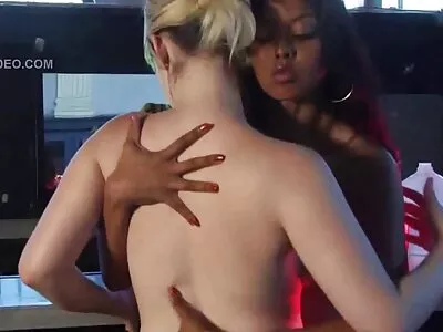 نيكي xnxx مدبلج عربي بيري تستعرض مهاراتها المذهلة في ركوب الخيل